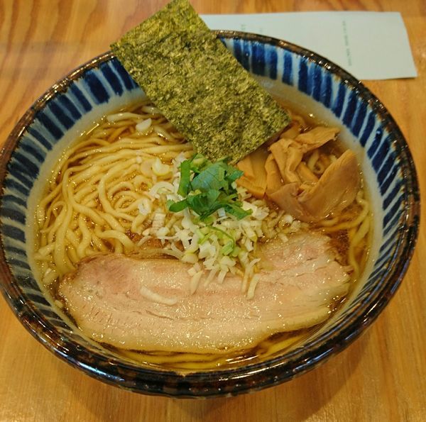 「端麗らーめん 醤油 平麺 大盛」@麺屋くおん 上里店の写真