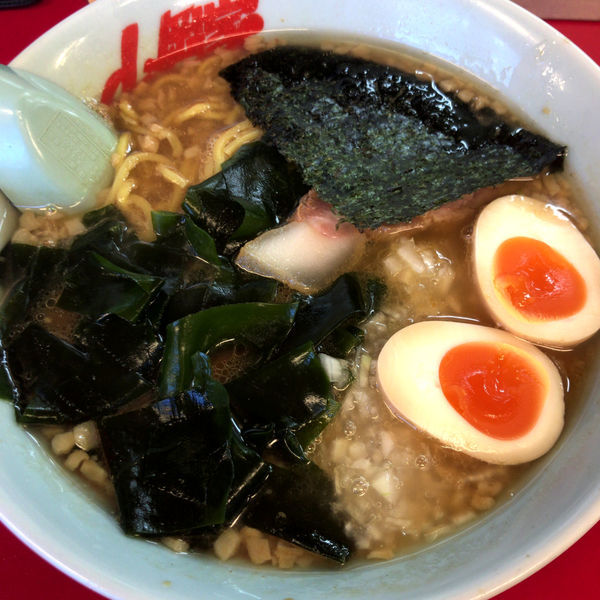 「プレミアム醤油とんこつ　850円　味玉（クーポン）」@ラーメン山岡家 大泉店の写真