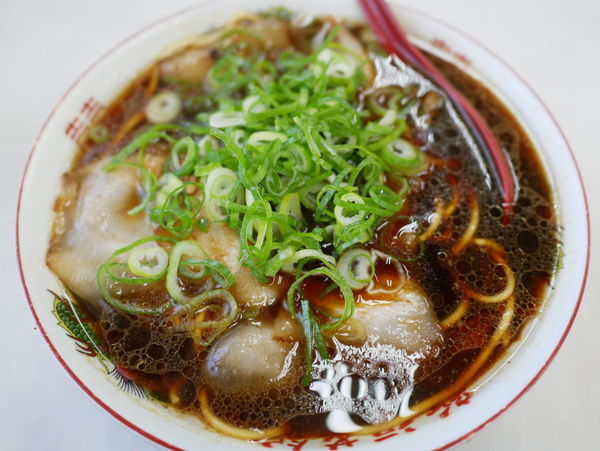 「中華そば 並 麺硬め＋脂多め＋チャーシュー白」@新福菜館 本店の写真