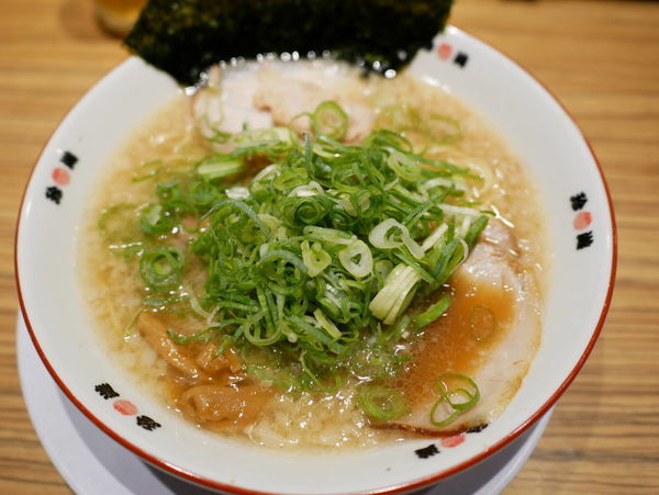 「中華そば 並 麺硬め＋ネギ多め＋背脂多め」@珍遊 河原町六角店の写真
