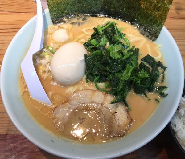 「味噌ラーメン・大盛＋味玉＋れん草（￥500＋￥100＋￥50」@横浜家系らーめん 魂心家 大和店の写真