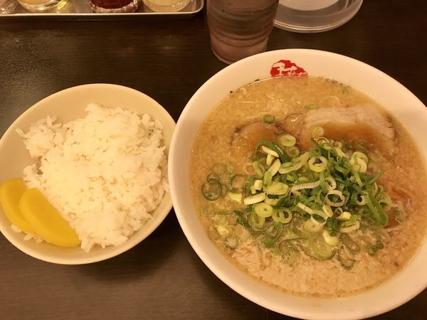 「ラーメン 麺30秒硬め＋アブラ多め＋ライス普通」@京都銀閣寺 ますたにラーメン 日本橋本店の写真