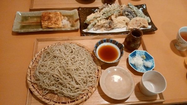 「生粉うちせいろ＋天麩羅盛り合わせ＋だし巻き玉子＋瓶ビール」@蕎麦切りわたなべの写真