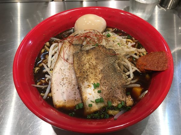 「BLACKラーメン＋辛味＋クーポン味玉」@麺創研 紅 BLACKの写真
