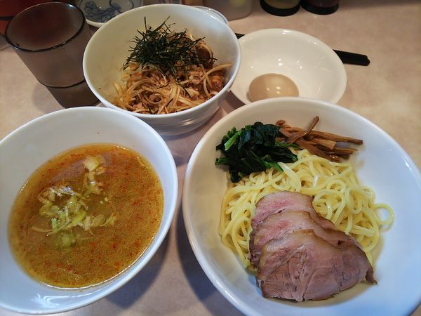 「とんこつしょう油（中太麺)ポイント使用ネギチャーごはん」@らーめん将貴の写真