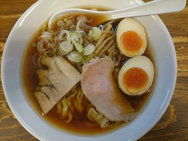 「醤油味玉らーめん」@くじら食堂の写真