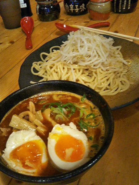 「辛つけ麺 820円＋半熟煮卵 100円」@つけ麺本丸 東海市店の写真