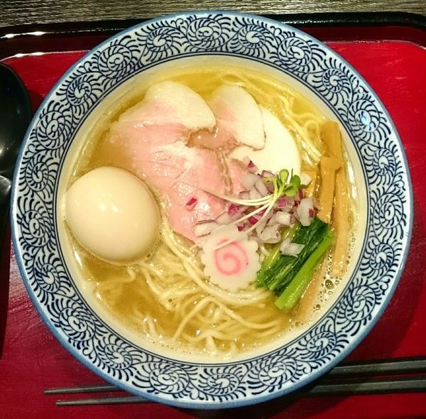 「あっさり煮干塩そば(細麺) 味玉 和え玉緑」@鶏そば なんきち 東京店の写真