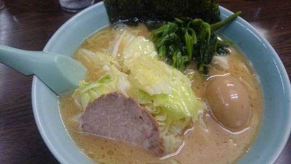 「キャベツラーメン(750円)中盛(100円)味玉(100円)」@とんぱた亭 片倉町店の写真