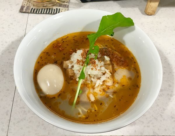 「ちょっぴり辛いトマトの香味油を使った牡蠣とアサリの塩ラーメン」@ラーメン星印の写真