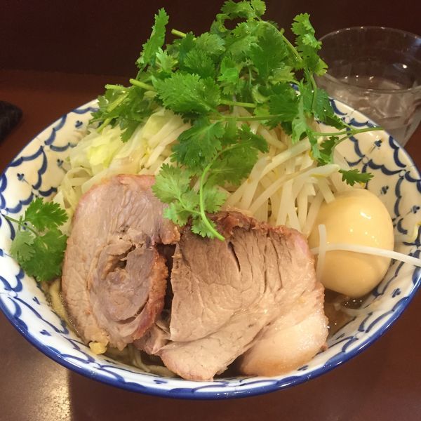 「ラーメン大盛り　煮玉子、パクチートッピング」@らーめん陸の写真