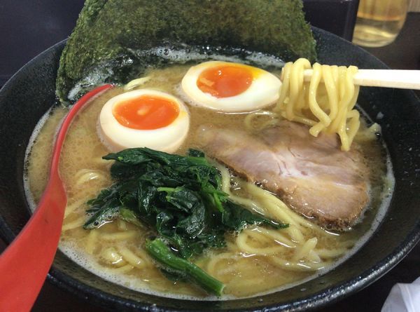 「醤油豚骨ラーメン(680円)+味玉(無料)」@横浜らーめん 源泉の写真