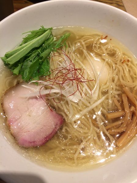 「香彩鶏だし味玉塩らーめん」@麺屋 翔 西新宿本店の写真