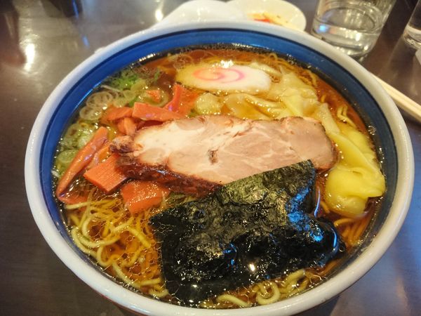 「ワンタン麺 850円＋餃子&冷酒」@蓬来軒 本店の写真