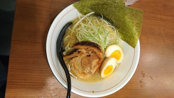 「濃厚豚骨醤油ラーメン 720」@麺屋雷神 東武練馬店の写真