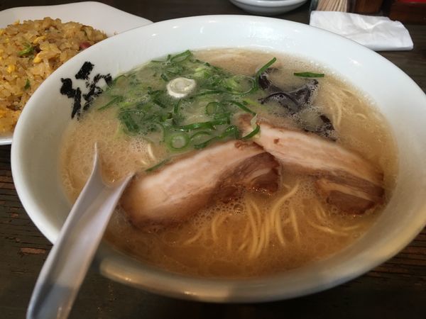 「とんこつラーメン＋半チャーハン 750円」@博多麺屋台 た組の写真