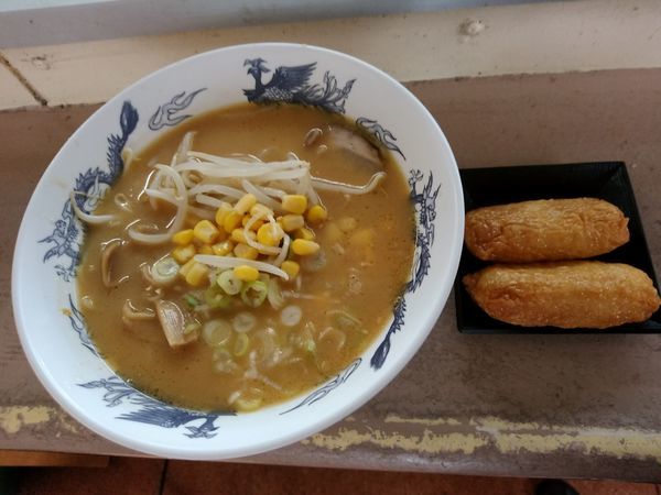 「味噌ラーメン(並盛)470円＋おいなり2個130円」@そば・うどん 八起家 西口店の写真
