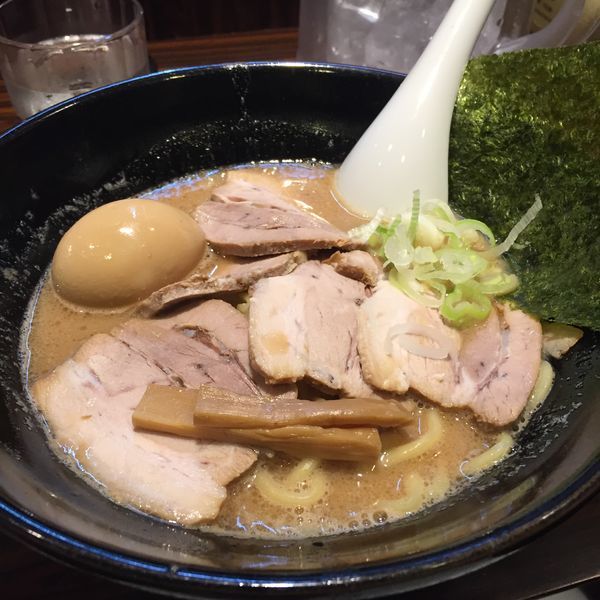 「チャーシュー麺　＋　味玉」@ラーメン長山の写真