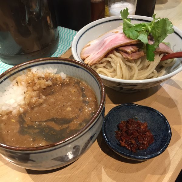 「濃厚煮干しつけ麺　＋　辛味別皿、玉ねぎ」@煮干麺 月と鼈の写真