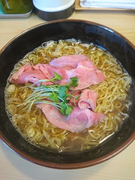 「煮干ラーメン(青)550円 ロースト牛タン丼350円」@煮干ラーメンとローストビーフ パリ橋の写真