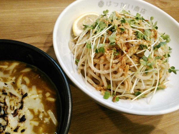 「焦がしチーズのカレーつけそば（中；300g） ￥850」@はつがい商店の写真