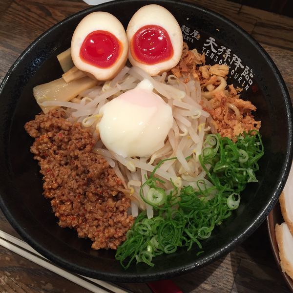 「天降まぜそば + 味玉」@麺屋 天孫降臨 三宮本店の写真
