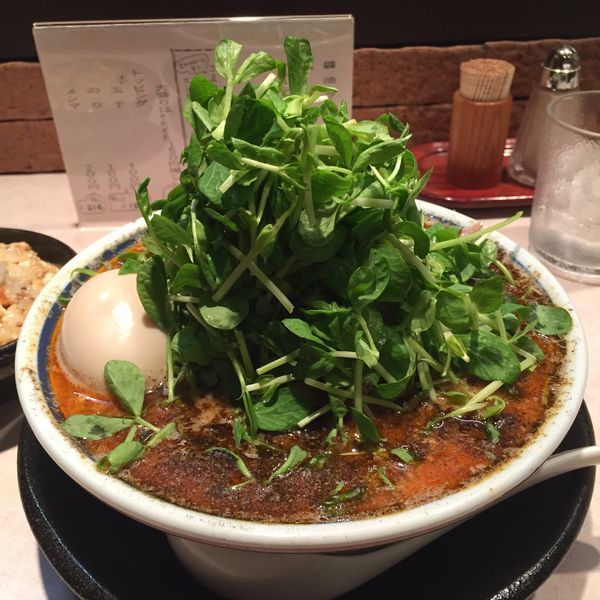 「ごまの酸辣麺　＋　煮玉子、季節の炊き込みおにぎり」@神名備の写真