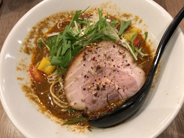 「スパイストンコツソバ＋麺替玉」@ソラノイロ トンコツ&キノコの写真