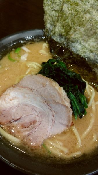 「醬油豚骨ラーメン並６９０円全部普通」@横浜家系ラーメン 市ヶ家の写真