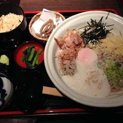 冷やし月見山かけそば定食（山菜かやくご飯・野沢菜付）