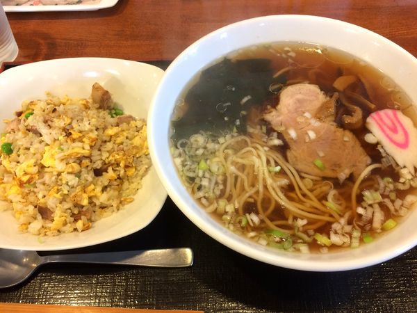 「正油ラーメン(580円)+半チャーハン(320円)」@藤乃屋の写真