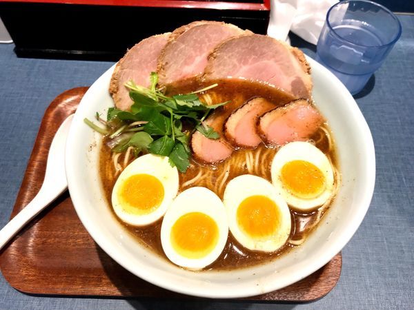 「にほんいち醤油そば+チャーシュー+出汁玉子」@麺巧 潮の写真