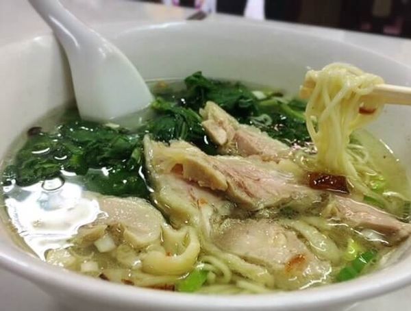 「鶏の塩ラーメン(864円)」@萬和樓の写真