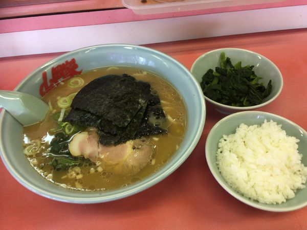 「醤油ラーメン 中盛り」@ラーメン山岡家 牛久店の写真
