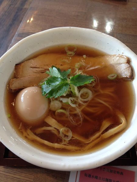 「しょうゆらーめん650円  半熟味付玉子(ラーパス)」@麺工房 かなでの写真