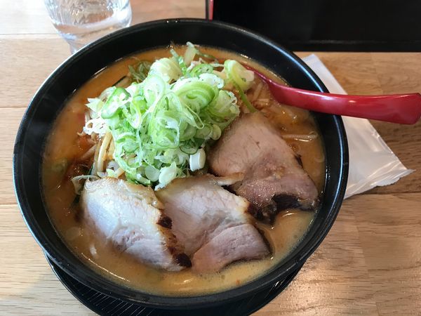「スタミナとんこつラーメン860円+クーポン利用チャーシュートッピ」@麺屋えいじの写真