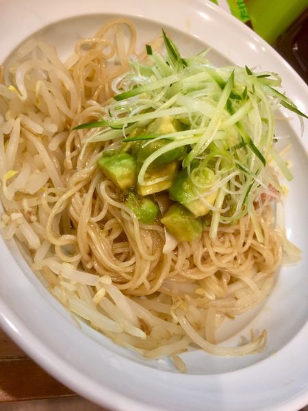 「【気まぐれコラボ】ハマチとアボカドそば ￥890」@ラーメン カワタカの写真