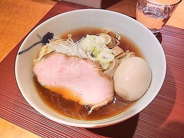 「「醤油」（中太手もみ麺）＋味玉、など」@麺 みつヰの写真