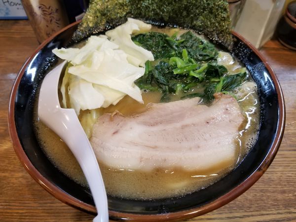 「いつもの豚骨醤油いつものお値段　中　50円ほうれん草増し」@らあめん 寸八 総本店の写真