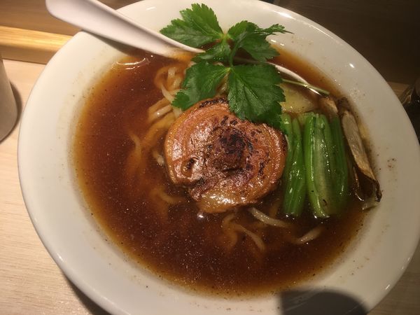 「生醤油らーめん840円」@八王子 麺屋土竜の写真