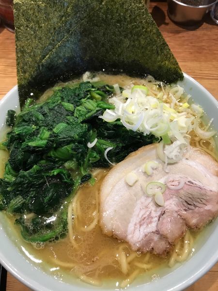 「豚骨ラーメン（大盛り）＋ほうれん草増し」@鶴一家の写真