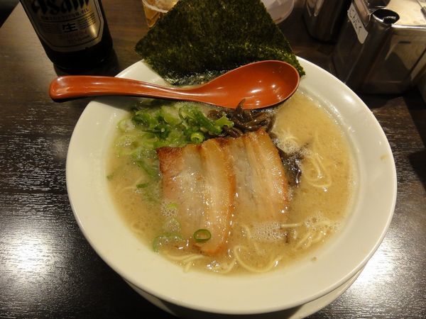 「豚骨白：￥550  　替玉無料　瓶ビール380円」@博多らーめん 一心堂 蒲田店の写真