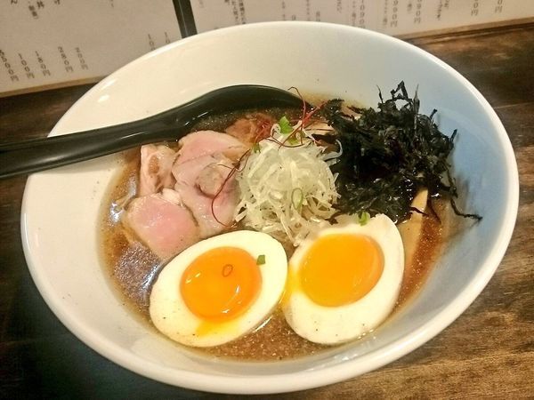 「味玉醤油らーめん」@拉麺 黒ノ坊 三軒茶屋店の写真