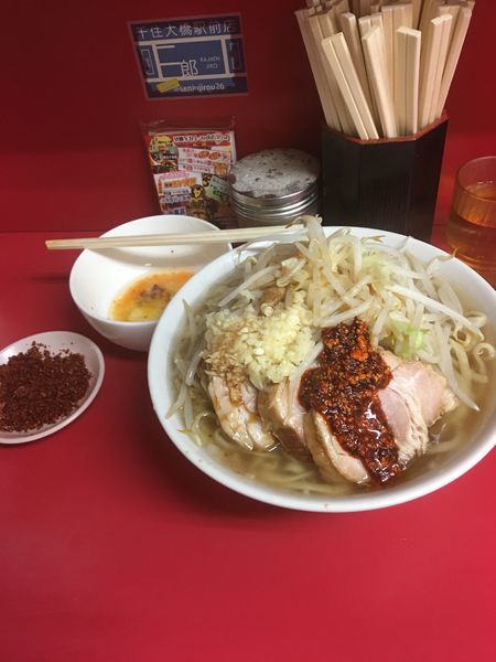 「小豚 生卵 別皿辛味」@ラーメン二郎 千住大橋駅前店の写真