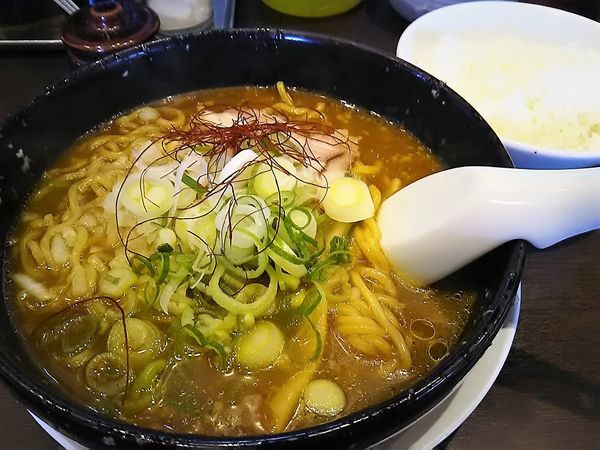 「咖喱拉麺（ネギ多め）￥853+ライス（小）￥151」@来来亭 寒川店の写真