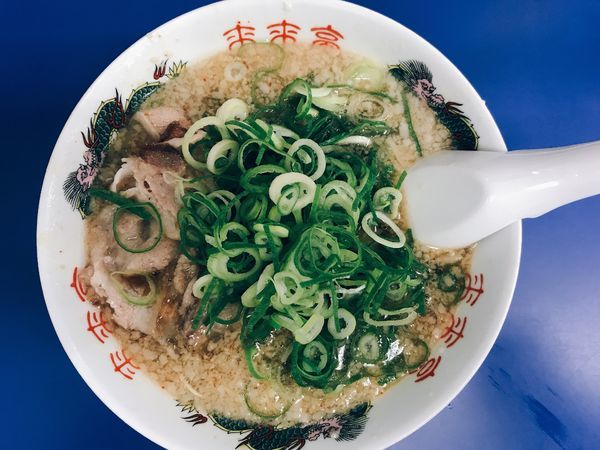 「ラーメン(麺固め・背脂ネギ多め・チャーシュー脂身)」@来来亭 十三店の写真