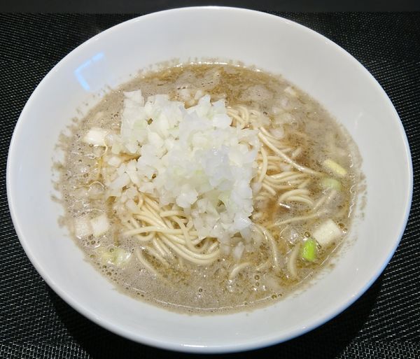 「かけそば&替え玉＋玉ねぎ増し」@煮干乱舞の写真