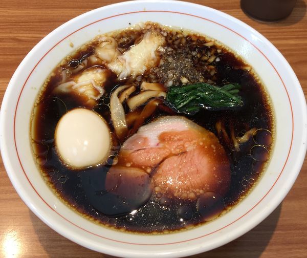 「漆黒醤油ら～麺＋味玉＋ワンタン（￥650＋￥100＋￥100」@ら〜麺 安至の写真