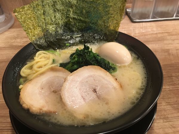 「塩とんこつSP900円、小ご飯100円」@横浜家系ラーメン 武骨家 水戸エクセル南店の写真
