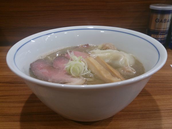 「ワンタン中華そば+味付き替え玉」@中華そば 西川の写真